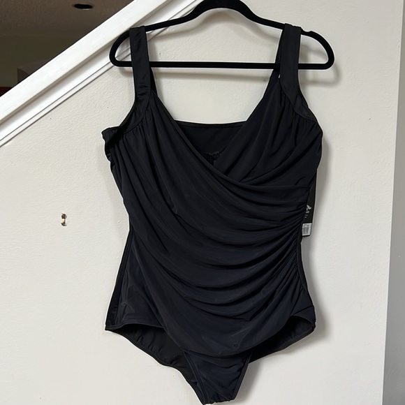 Miraclesuit
Plus Size Sanibel One Piece Swimsuit - Picture 7 of 16